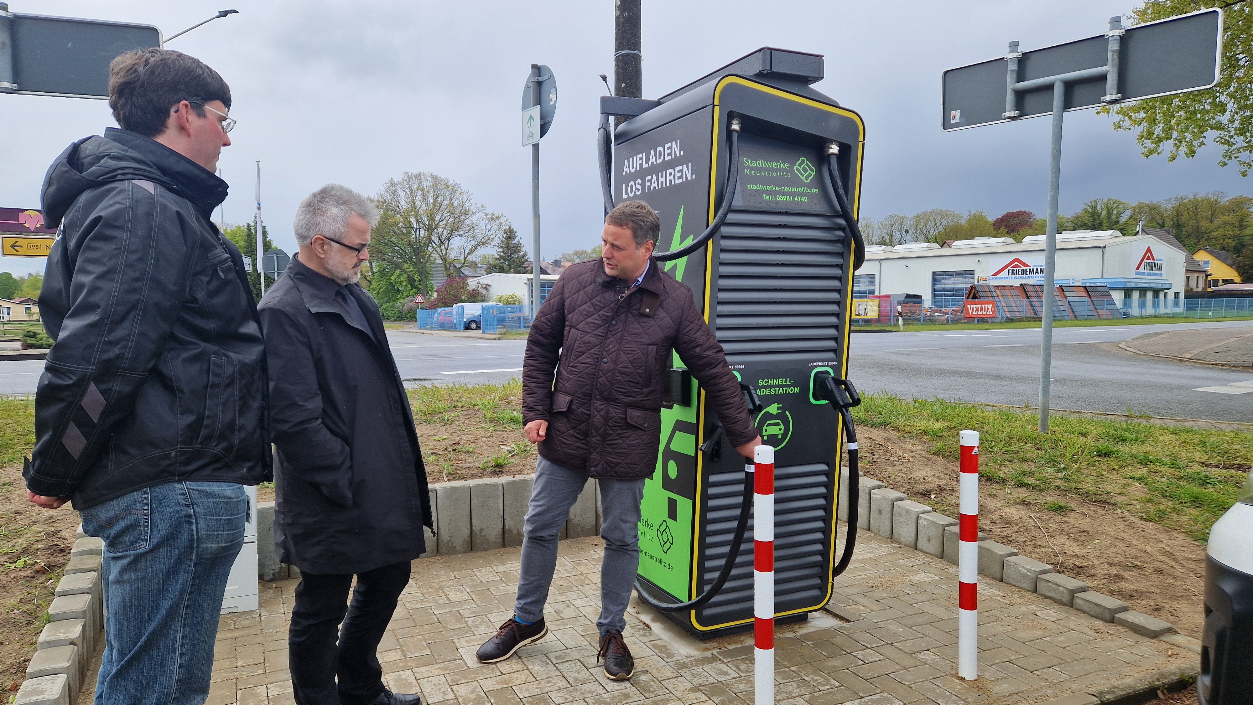 Neue Schnellladesäule der Stadtwerke in Wesenberg Neue Schnellladesäule der Stadtwerke in Wesenberg