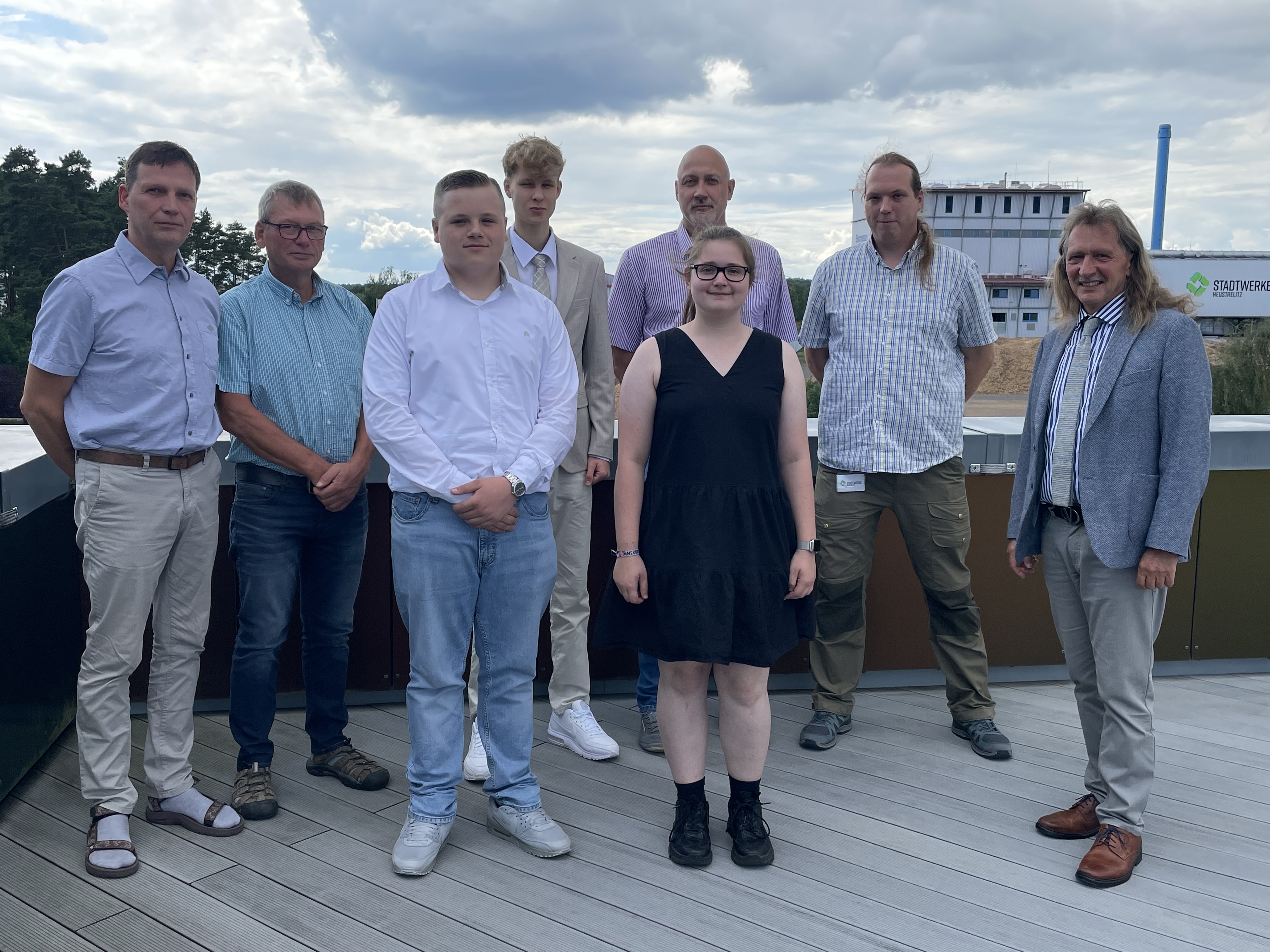 Startklar für die Zukunft: Unsere neuen Azubis erhalten ihre Verträge Startklar für die Zukunft: Unsere neuen Azubis erhalten ihre Verträge