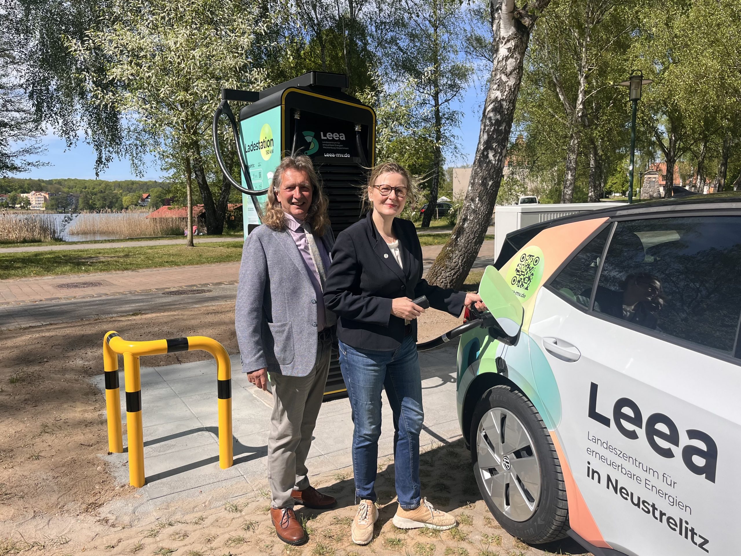 Pünktlich zum Saisonbeginn: In der Feldberger Seenlandschaft gibt es zwei Leea-Ladesäulen Pünktlich zum Saisonbeginn: In der Feldberger Seenlandschaft gibt es zwei Leea-Ladesäulen